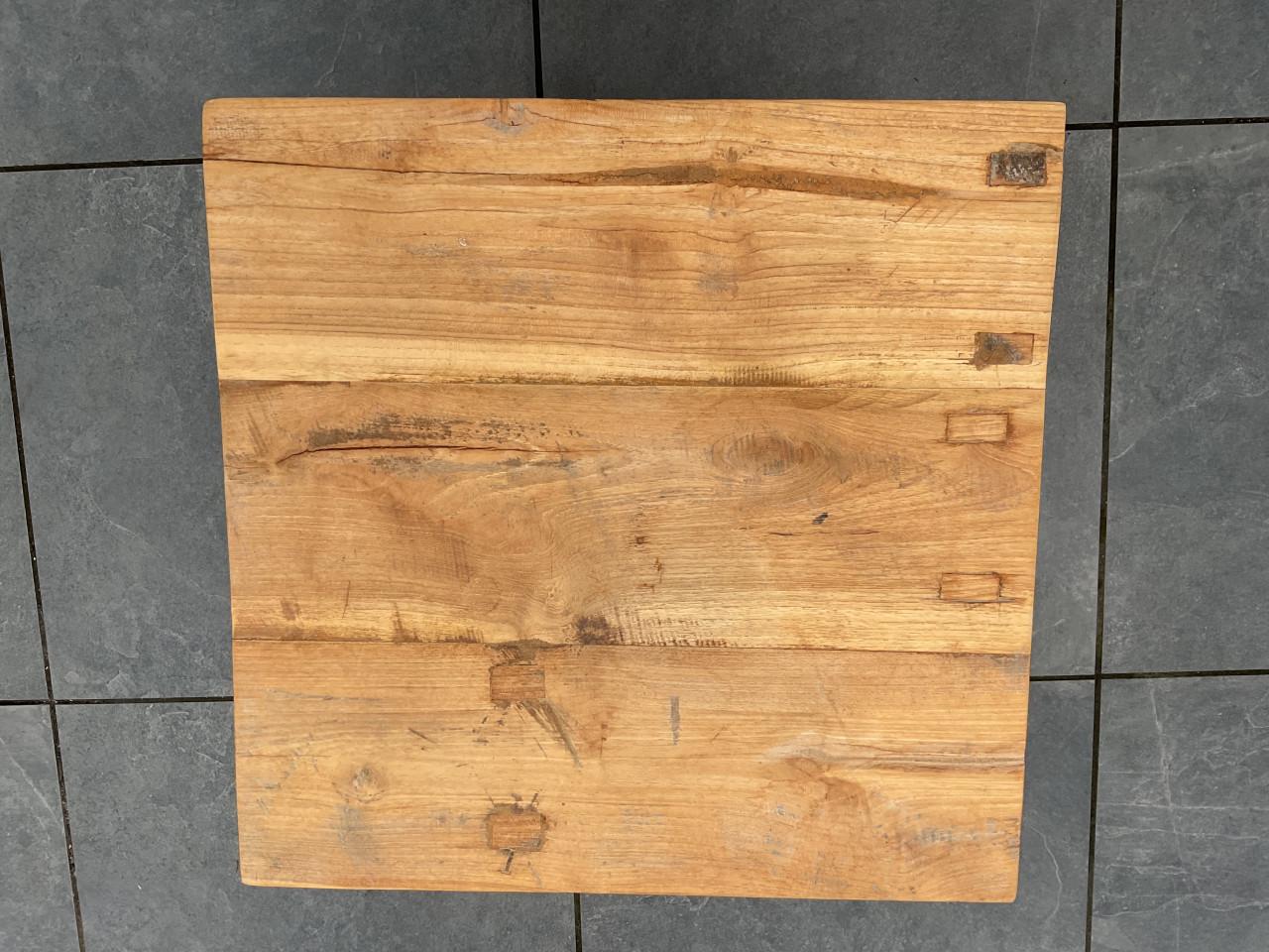 Bijzettafeltje van teak