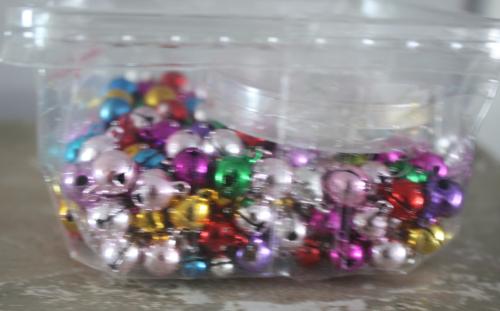 Metalen gekleurde kleine belletjes