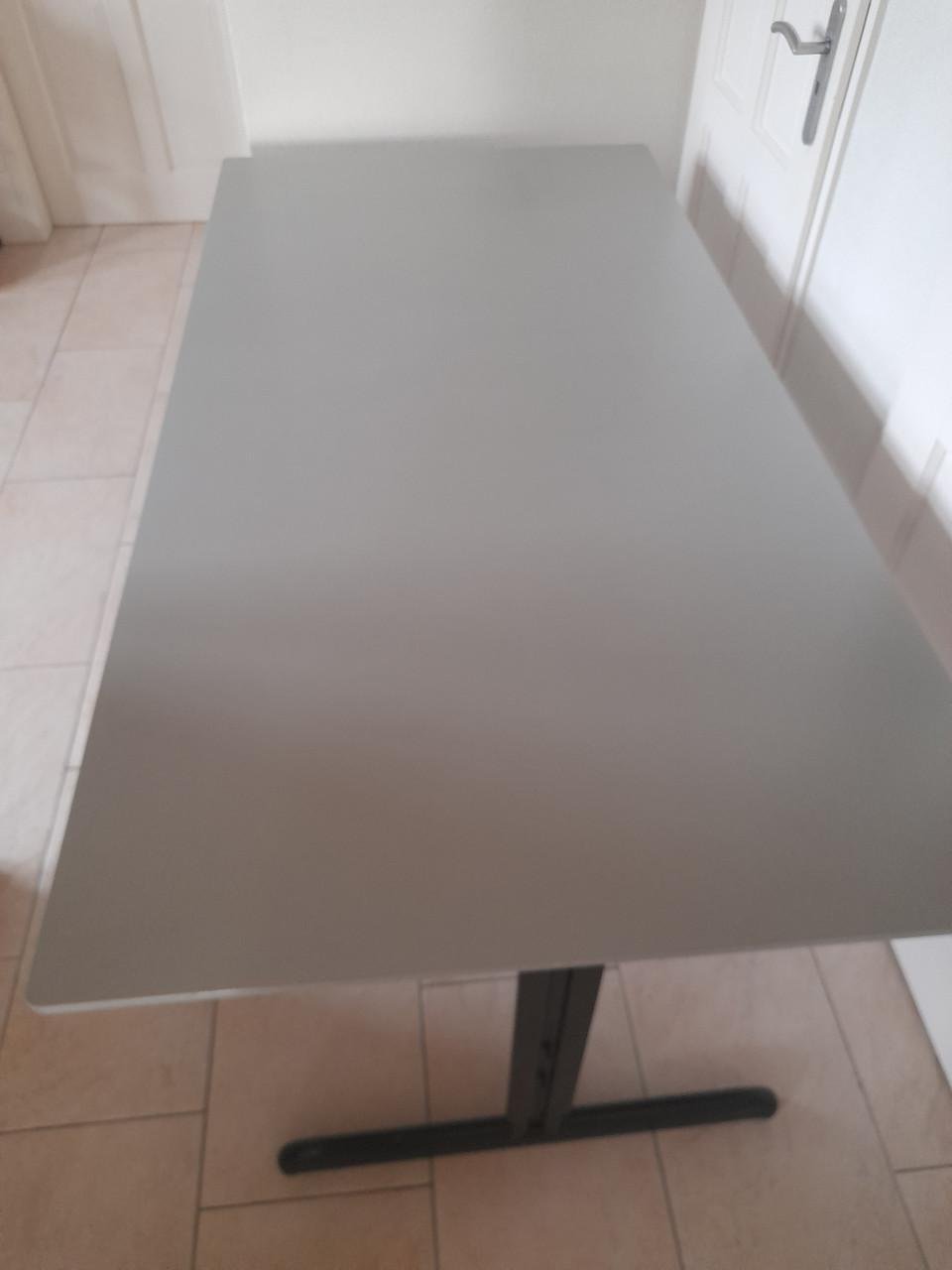 Groot stevige in hoogte verstelbaar bureau (AHREND) 100 x 200