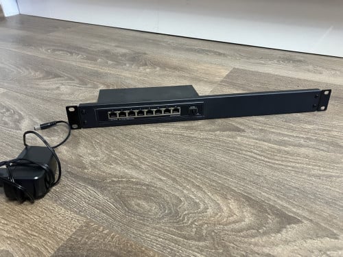 8 poort 2.5GbE + 1x10GbE SFP in zelfgemaakt 19” aangeboden