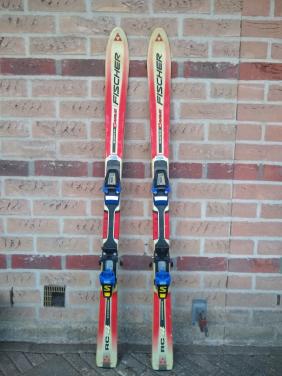 Te koop: kinderski's (128cm) en skistokken