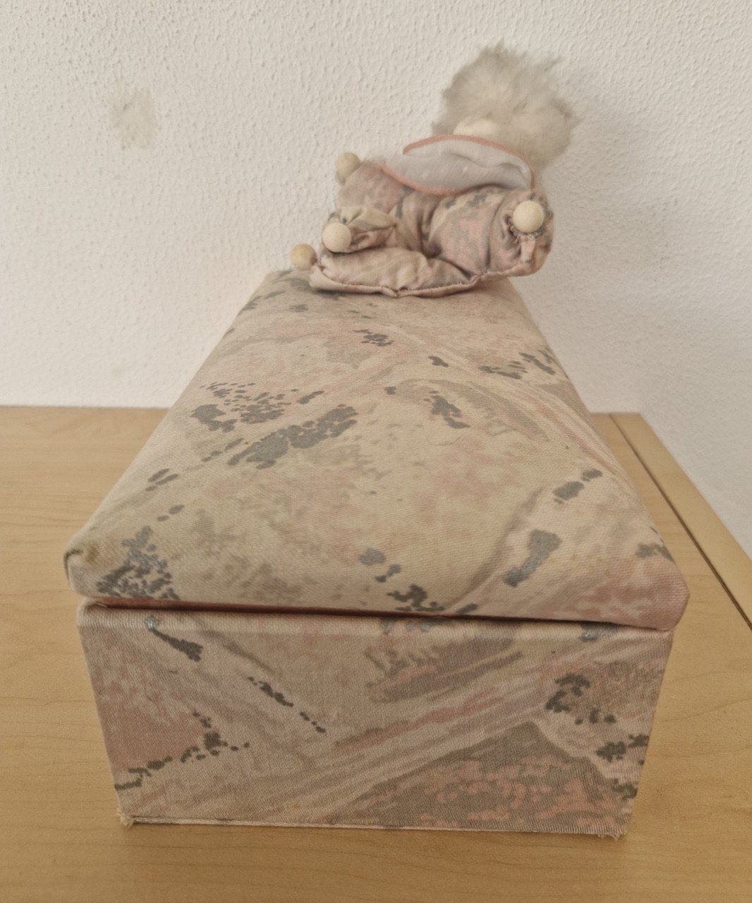 Handgemaakte gevoerde doos met clowntje, 26x14x9 cm
