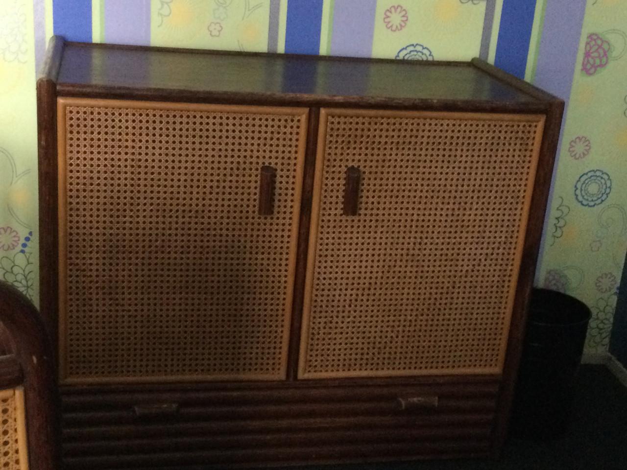 Kinderbedje en commode