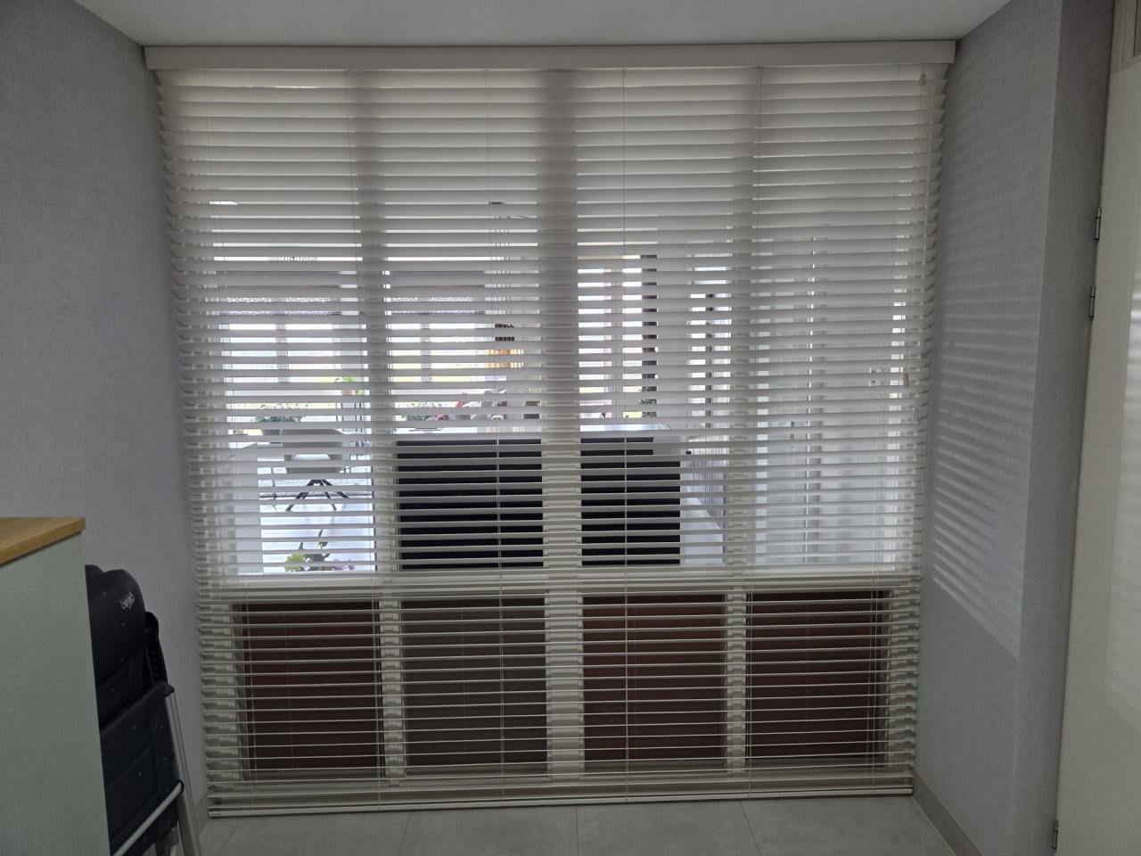 Witte houten jaloezie . Hoog 262.Breed 253.