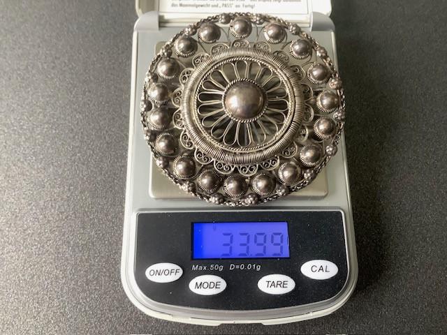 Zeeuwse knop (klederdracht) , zilver.