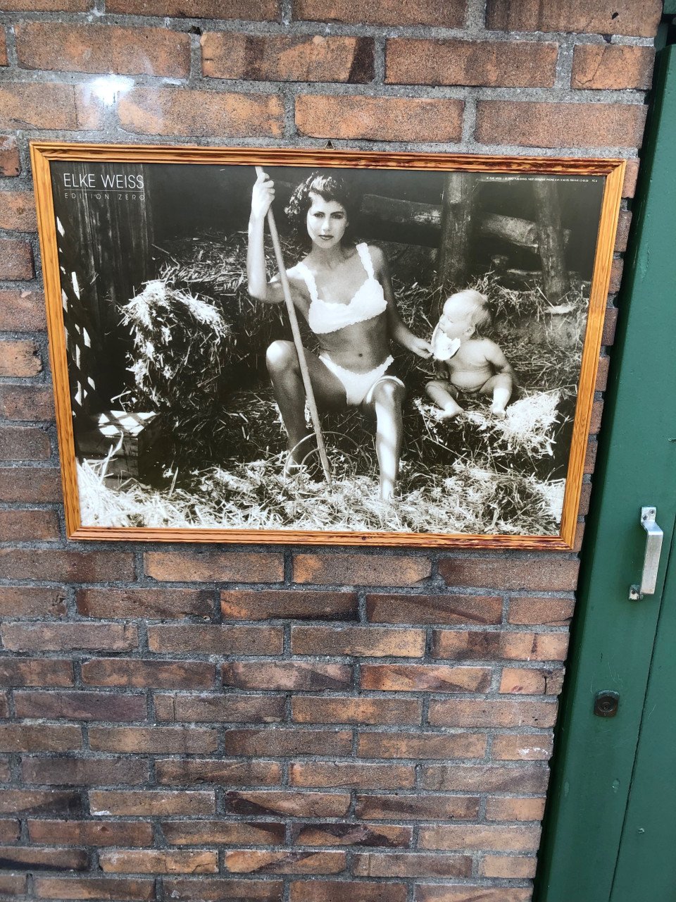 Zwart/wit foto ingelijst achter ontspiegeld glas.