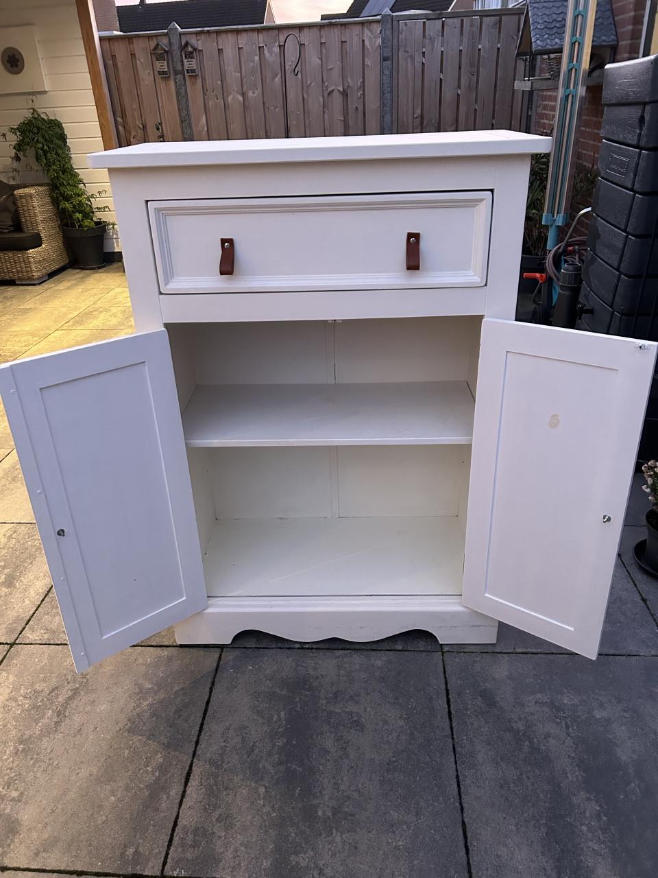 Mooie meidenkast met leren grepen