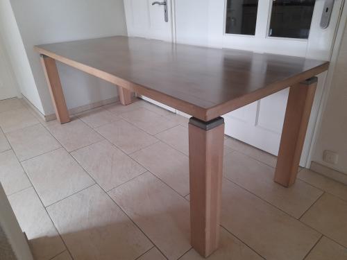 Massief houten grote Tafel 220 x 90 ( in goede staat )  Ziet er netjes uit!