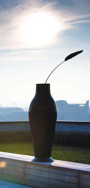 Vaas Philippe Starck (Kartell) Misses Flower Power, rood, 164 cm hoog