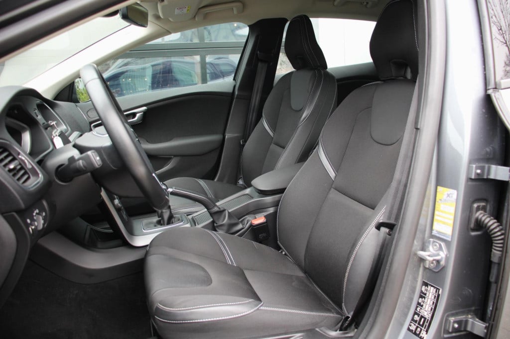 Volvo V40 2.0 t2 momentum - full led - navi - clima - half leder - 1e eig -