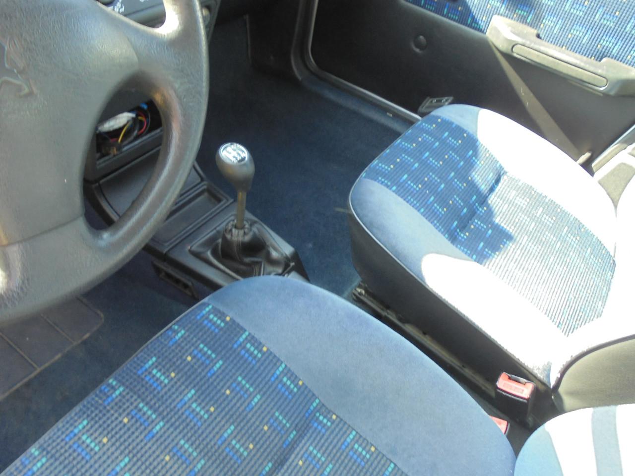 Peugeot 205 met een net interieur en kan gestart worden rijbare schade