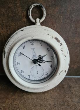 Mooie decoratieve wandklok in brocante/shabby chic stijl.