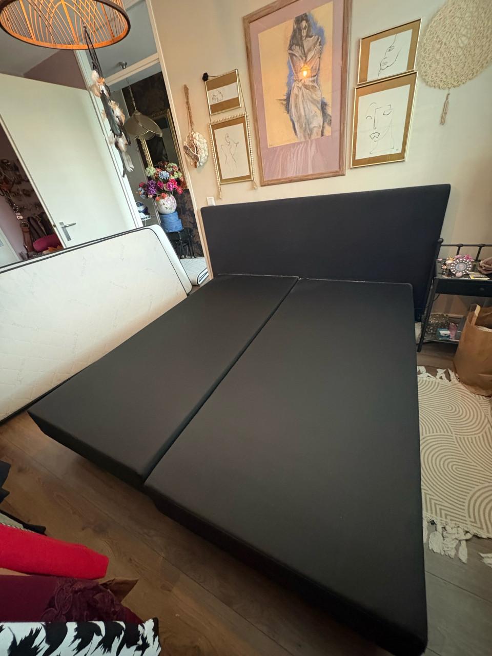 Grote zwarte boxspring met 2 aparte bedden.(Exclusief matrassen).