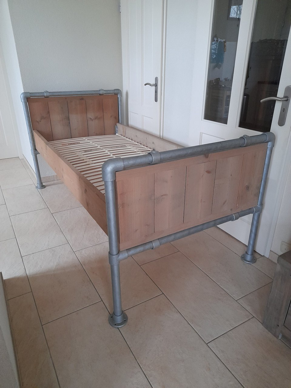 Zeer stevig 1 persoons bed 90 x 200 (in goede nette staat )
