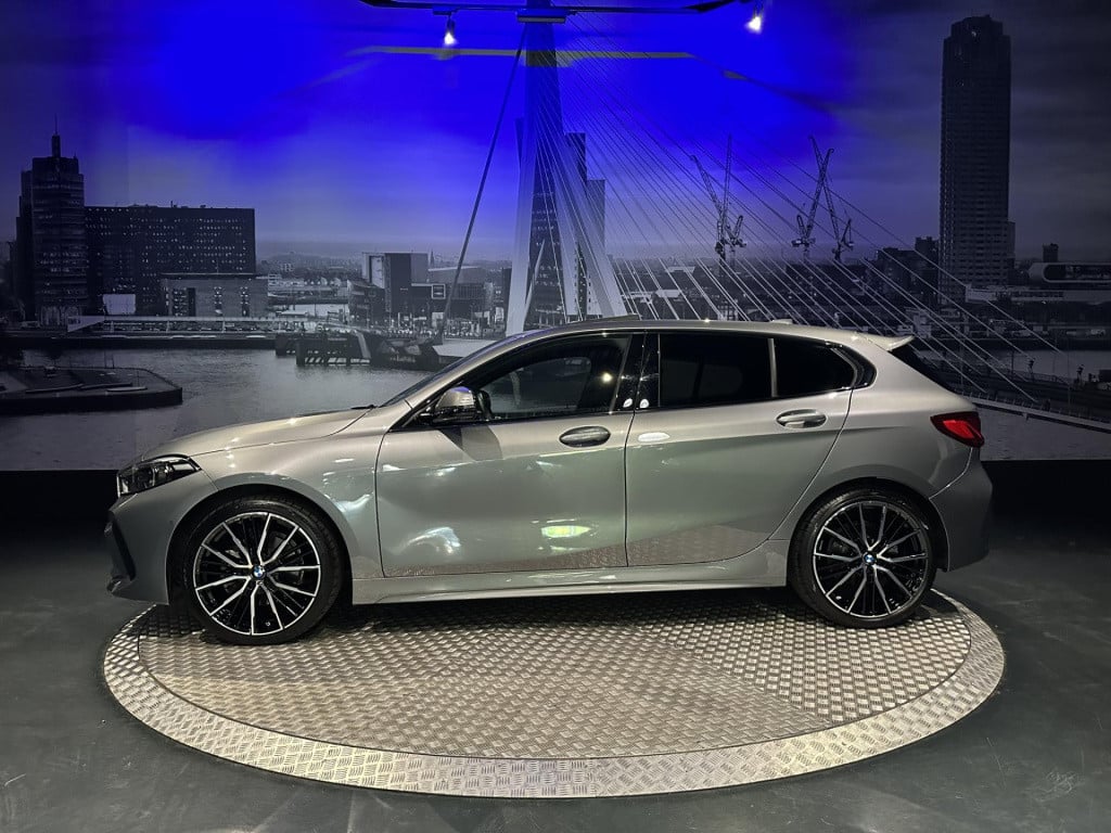 BMW 1 Serie 118i high executive *m-pack*pano*harmankardon*m-technic stoelen