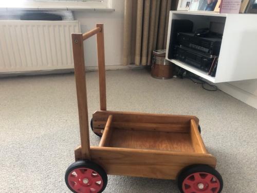 Houten loopwagen