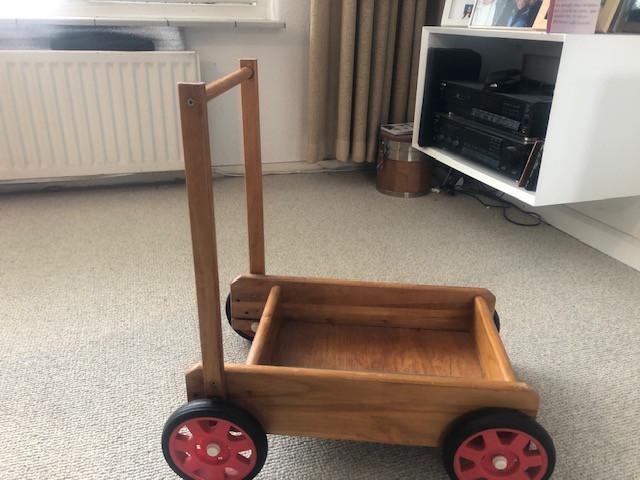 Houten loopwagen
