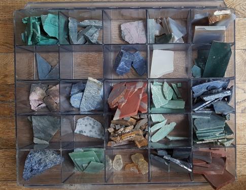 Gezaagde halfedelstenen en slijppoeders ect