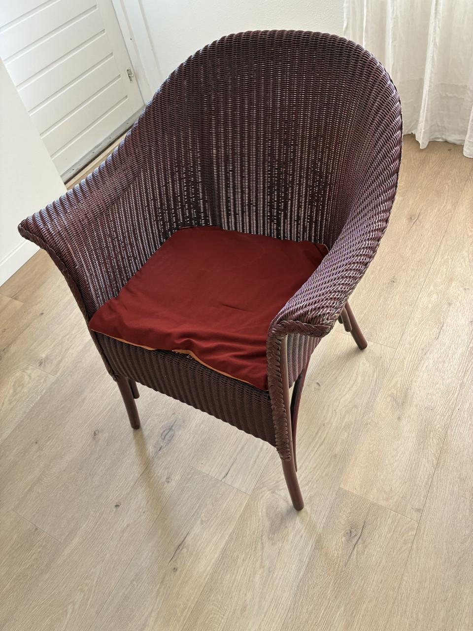 2 Rotan stoelen, 1 wit en 1 rood