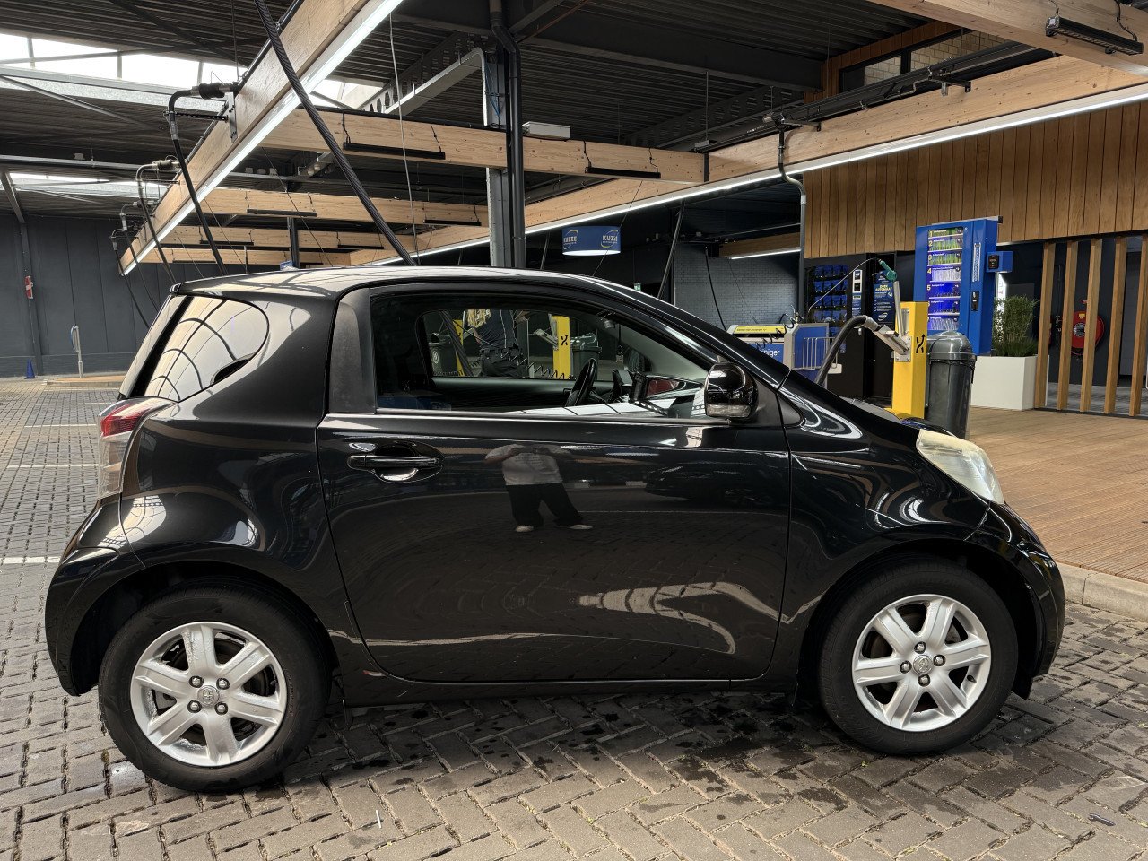 Toyota IQ 1.0 VVTi 2011 Zwart AUTOMAAT / NAVIGATIE