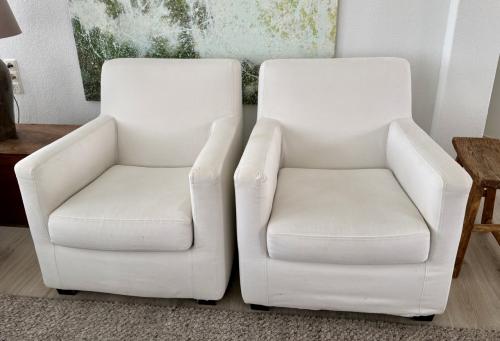 Twee witte SOHO Company fauteuils