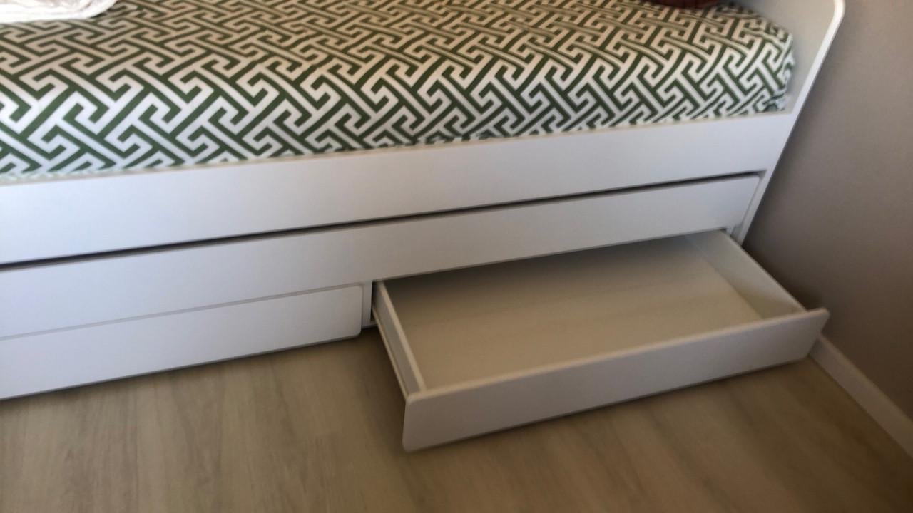 Wit bed met logeer/onderbed en lades