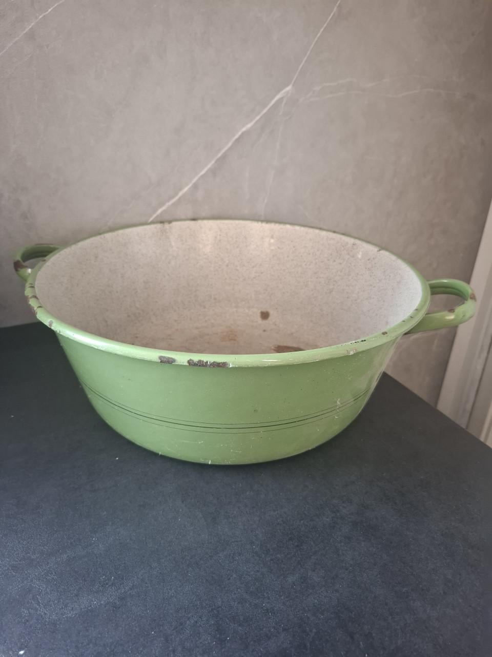 Groene emaille schaal