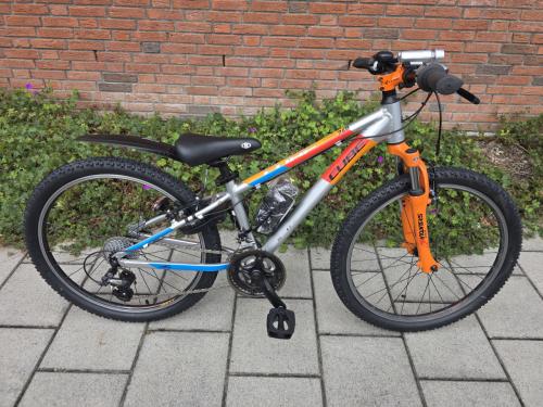 CUBE | ACID 240 | 24 INCH | FRAME 32 CM | 3X7 V | NETTE STAAT!