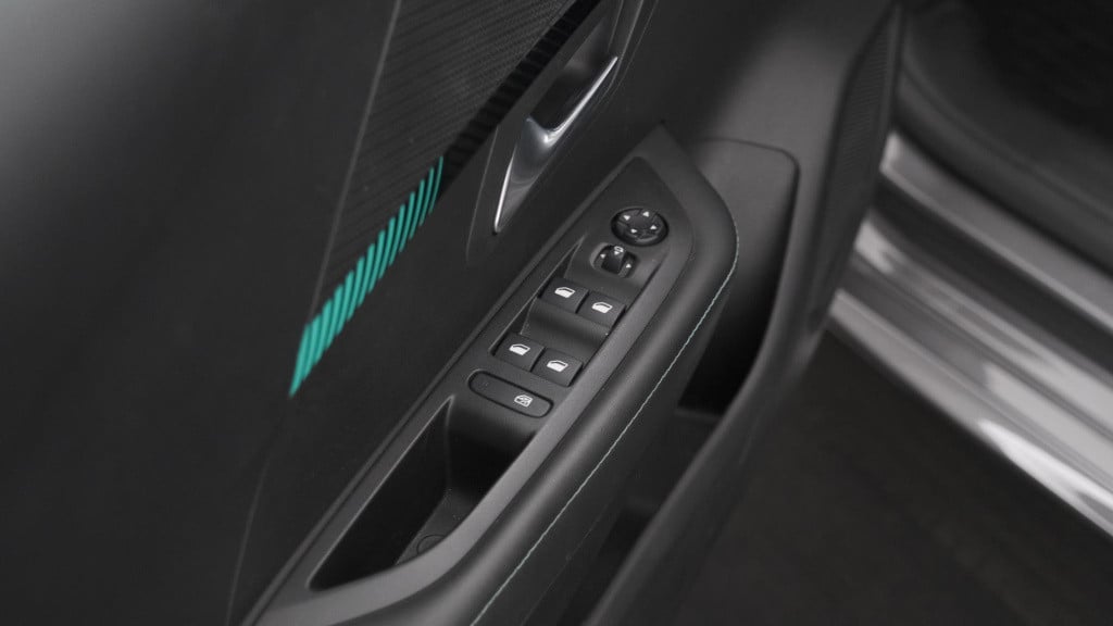 Peugeot 208 puretech 100 eat8 allure | camera | apple carplay | navigatie |
