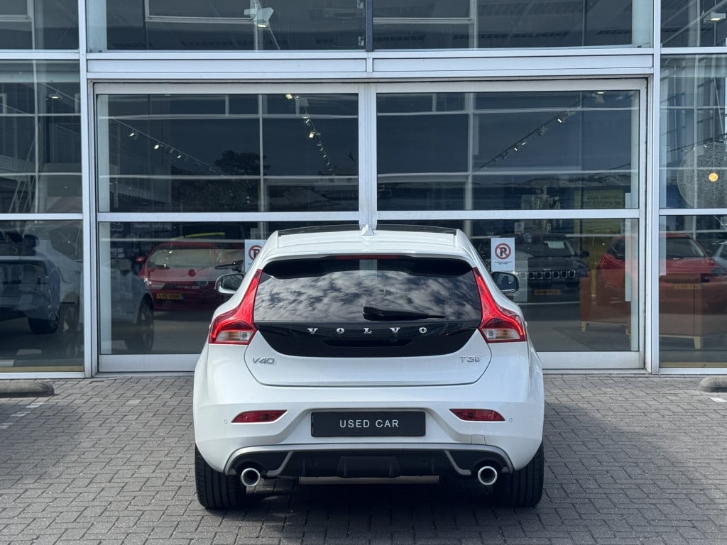 Volvo V40 t3 153pk polar+ sport| panodak| trekhaak| camera| h&k sound