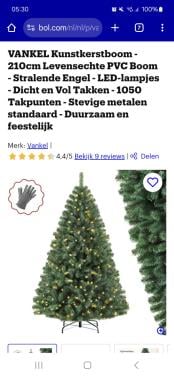 Nieuwe kerstboom in doos
