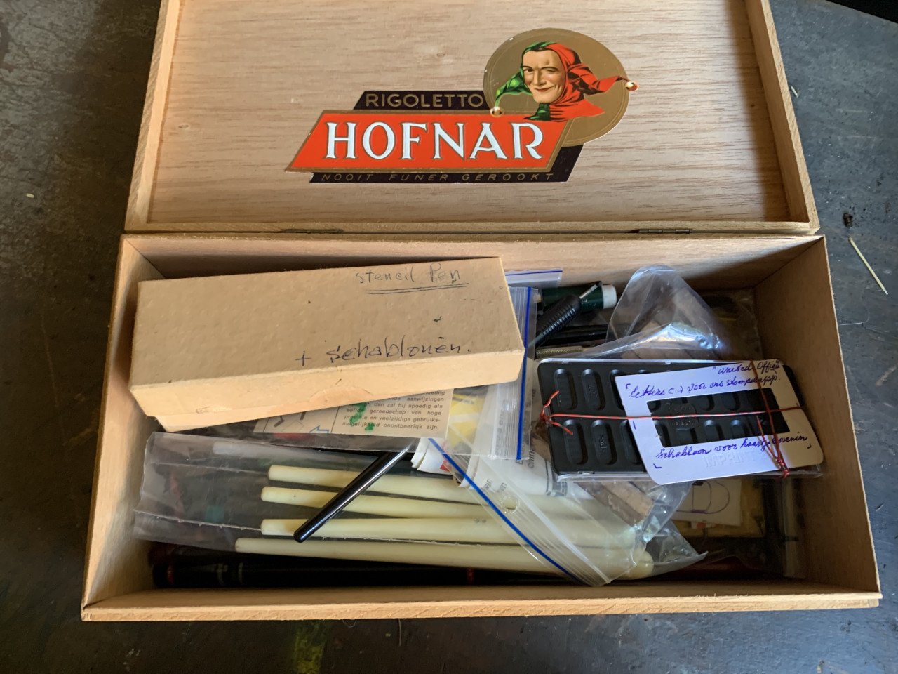 Te koop 2 sigarendoosjes met diverse inhoud
