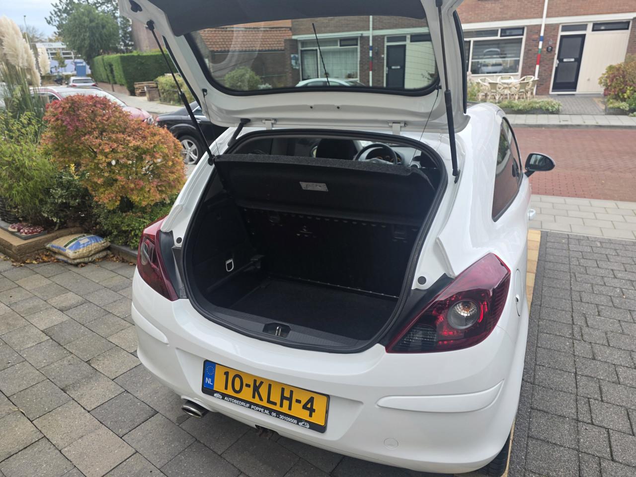 Tekoop zeer mooie Opel Corsa 1.4 16V Black and White