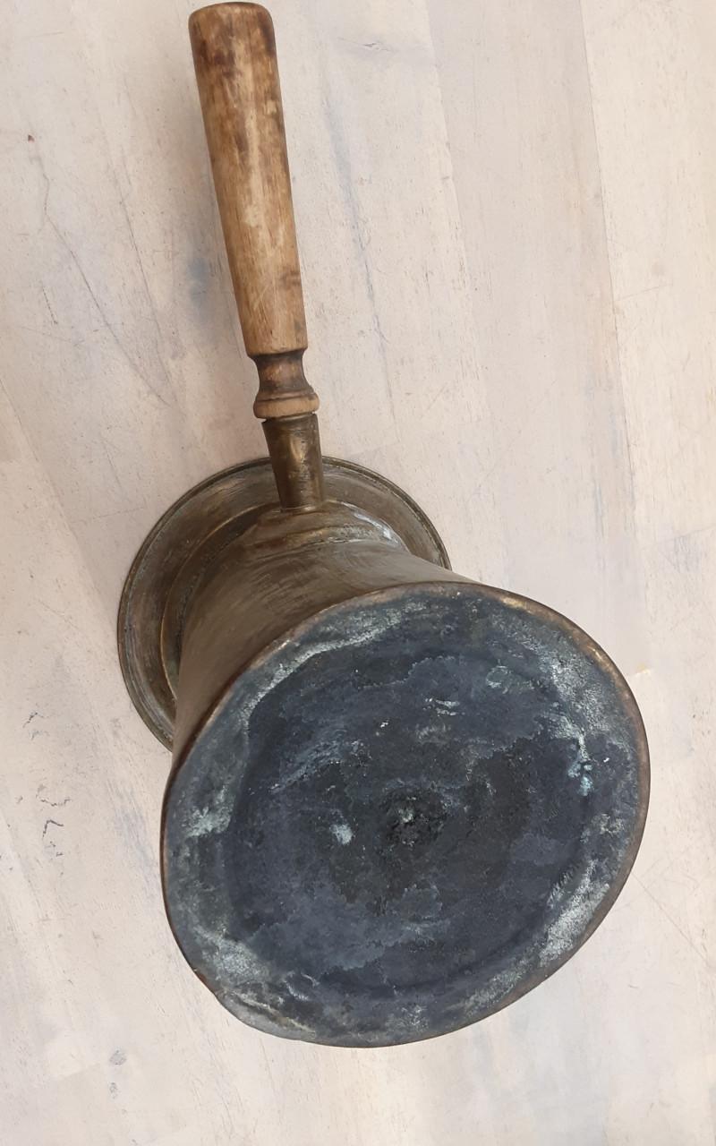 Koperen kan met houten steel