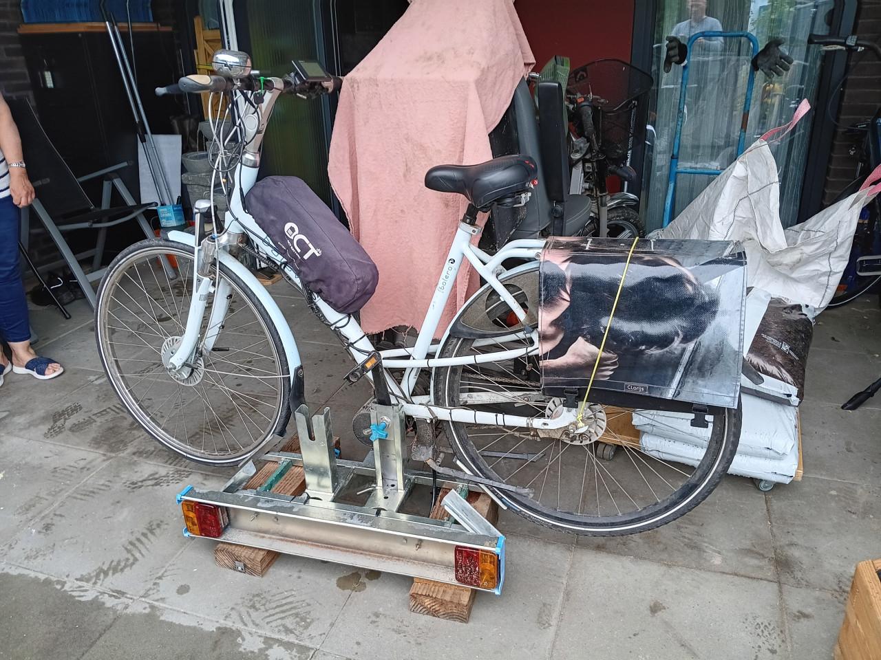 2 dames fietsen omgebouwd tot elektrische fiets.