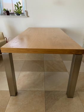 Moderne onbeschadigde eiken eettafel met RVS-poten
