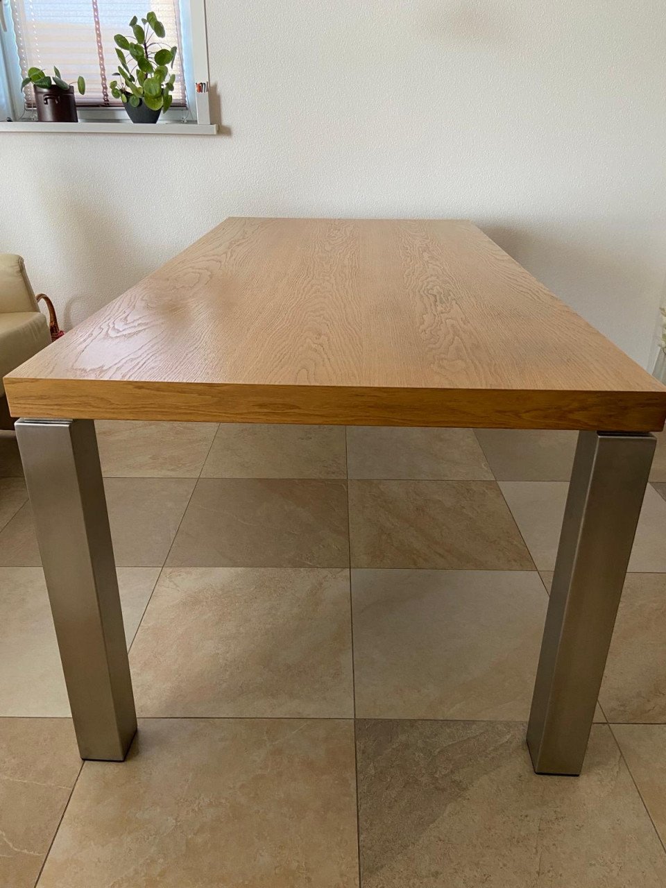 Moderne onbeschadigde eiken eettafel met RVS-poten