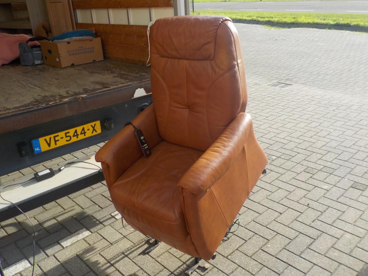 Mooie kwaliteit leren  elektrische sta-op relax fauteuil in goede staat