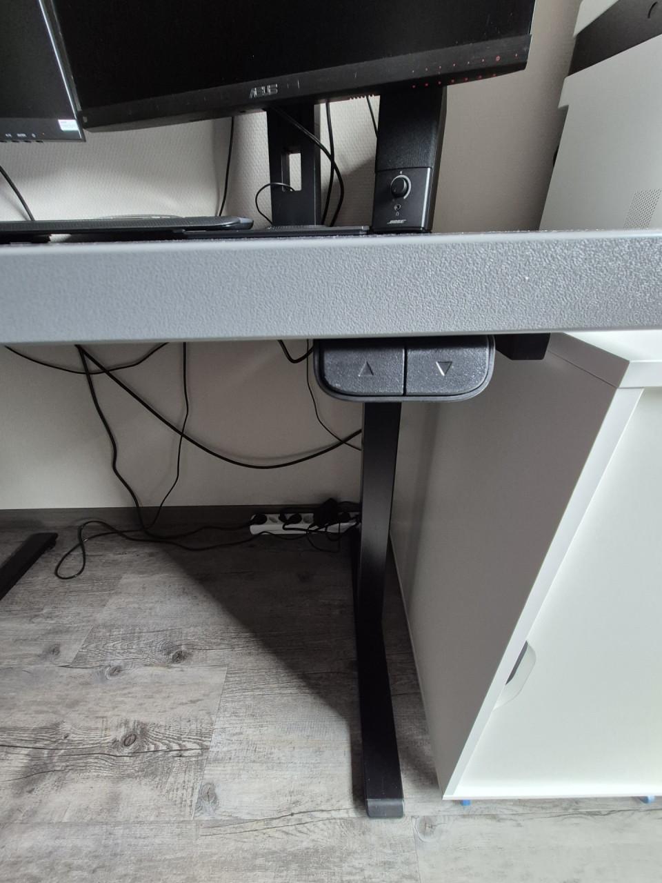 Elektrisch verstelbaar bureau + bureaustoel