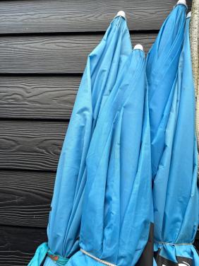 Gratis blauwe parasols aftehalen