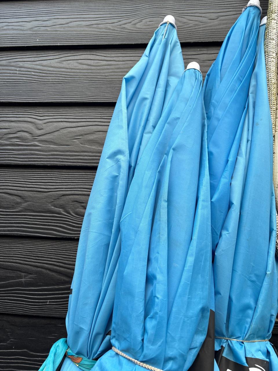 Gratis blauwe parasols aftehalen