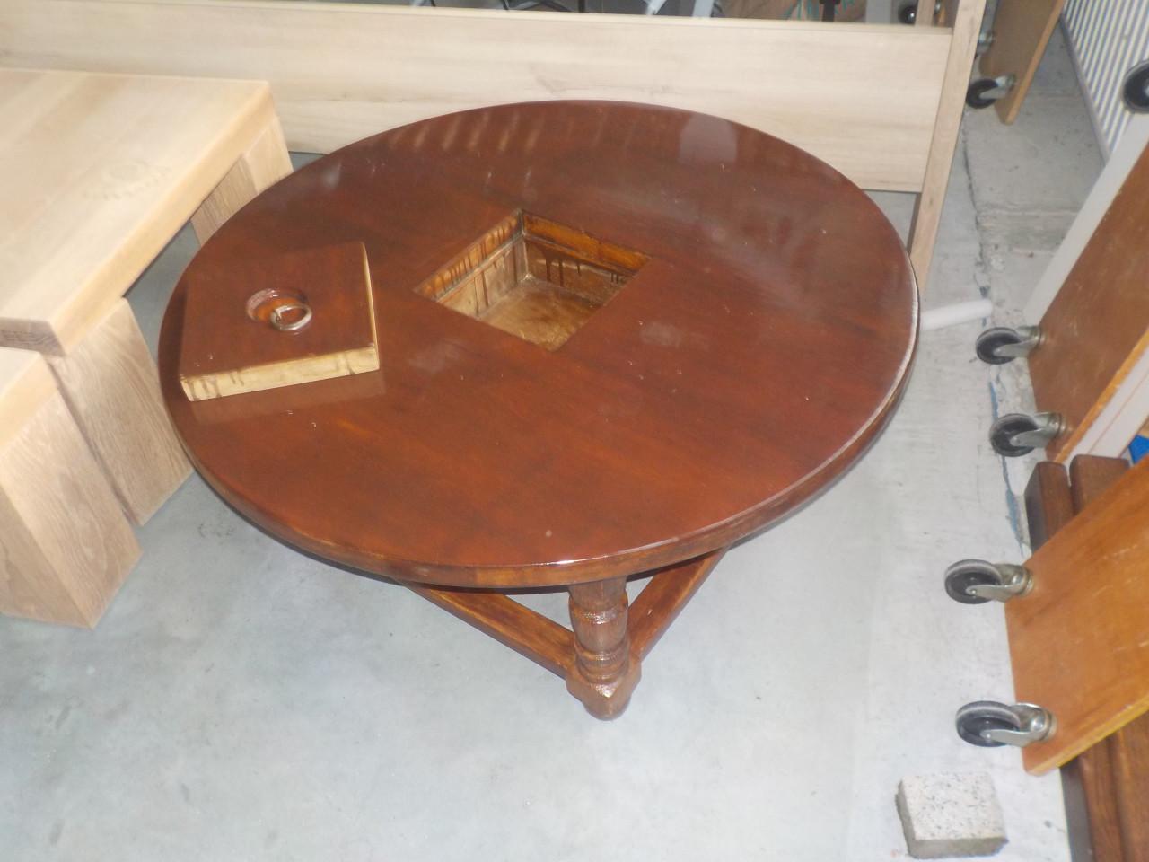 Geheel massieve salontafel diameter 100 cm met opbergruimte in het miden
