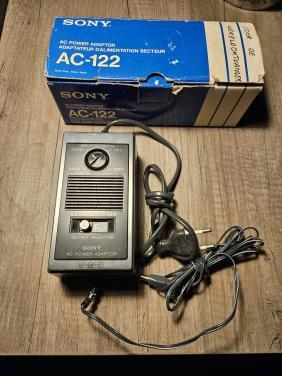 Mooie vintage Sony AC 122 power adapter zgan nog in de doos