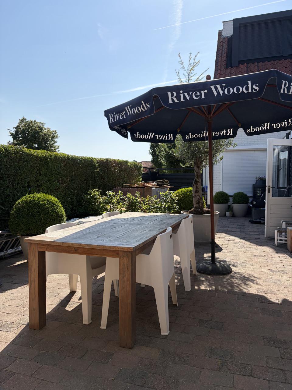 Houten tafel plus 4 kunststof stoelen