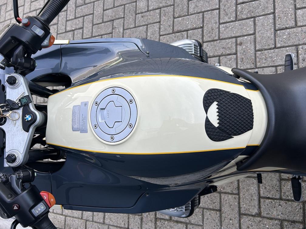 Puntgave BMW R1150RS uit 2003 met slechts 50dkm, kofferset etc, €2250,-