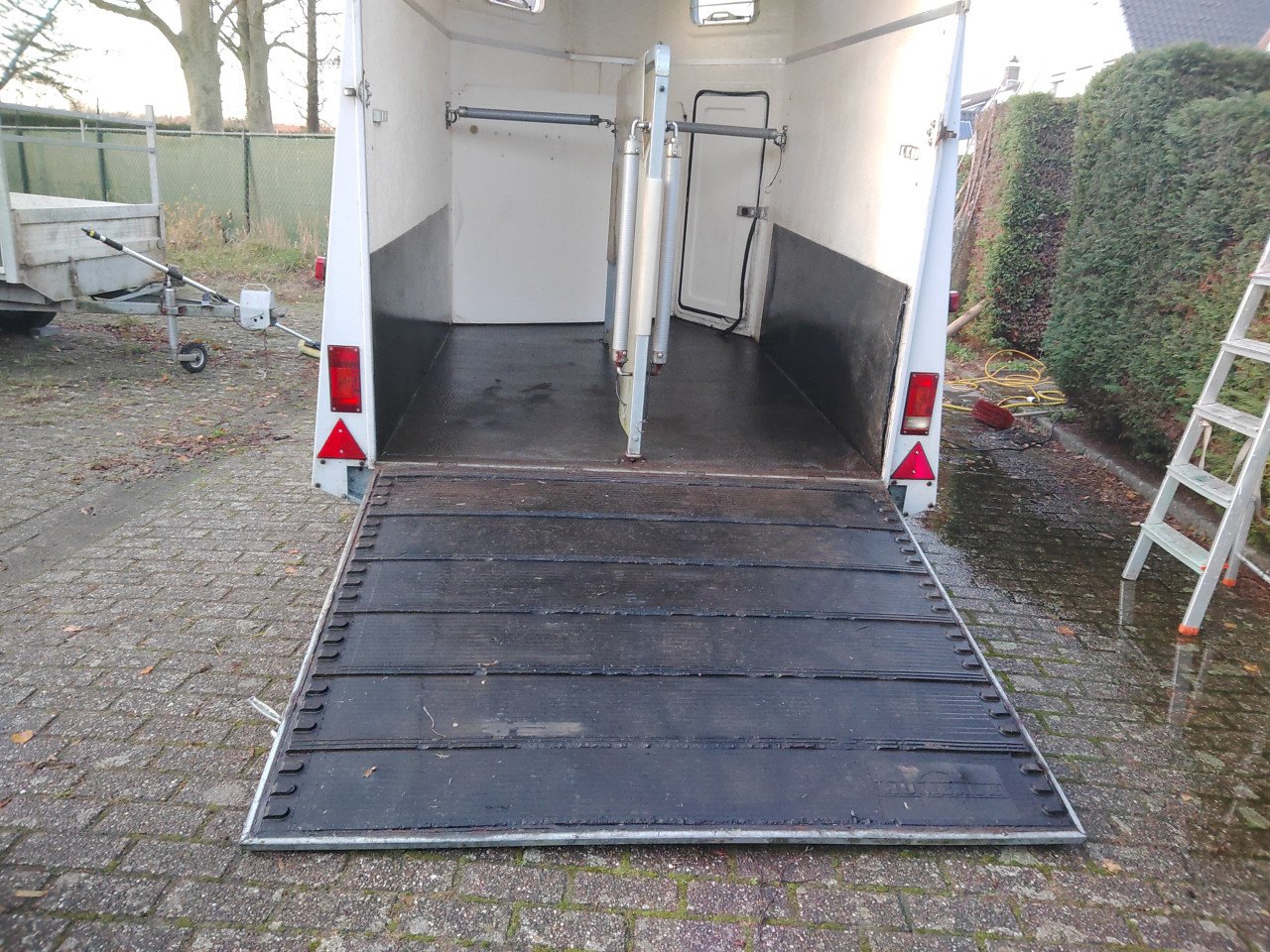 Trailer 2 paards , zadelkamer polyester opbouw, aluminium bodem