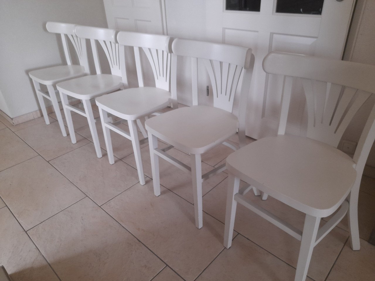 5 witte houten stoelen (in goede staat )
