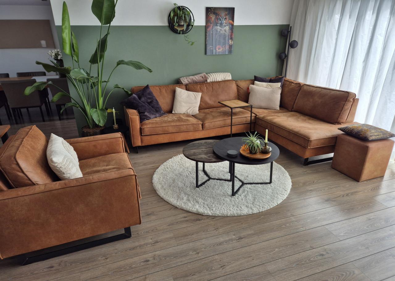 Bruine hoekbank, loveseat en poef