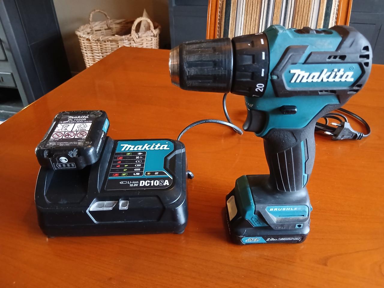 Makita DF332D boor-/schroefmachine met lader en 2 accu'ss