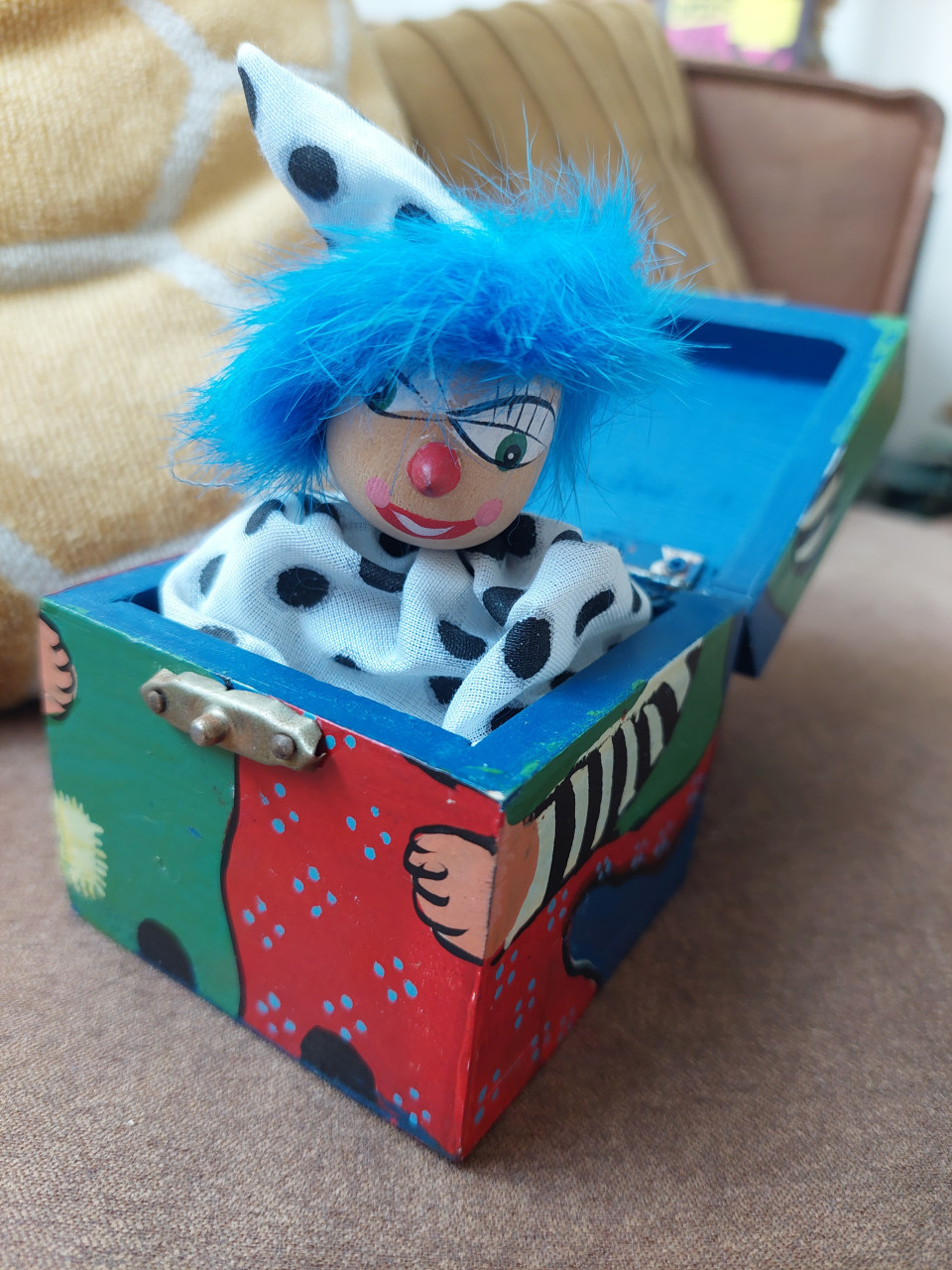 Houten kiekeboe boxje met 2 clowntjes